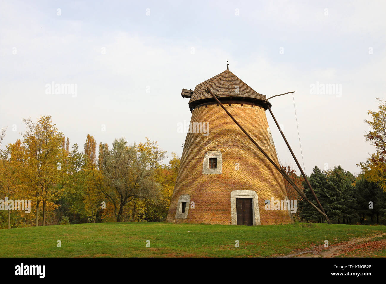 Alte Windmühle auf dem Feld Landschaft Stockfoto