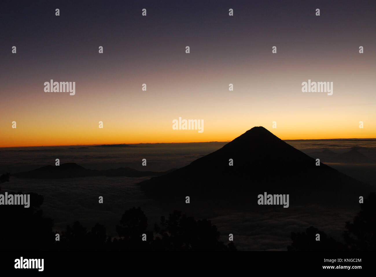 Die Sonne geht hinter dem Vulkan Agua in Guatemala Stockfoto