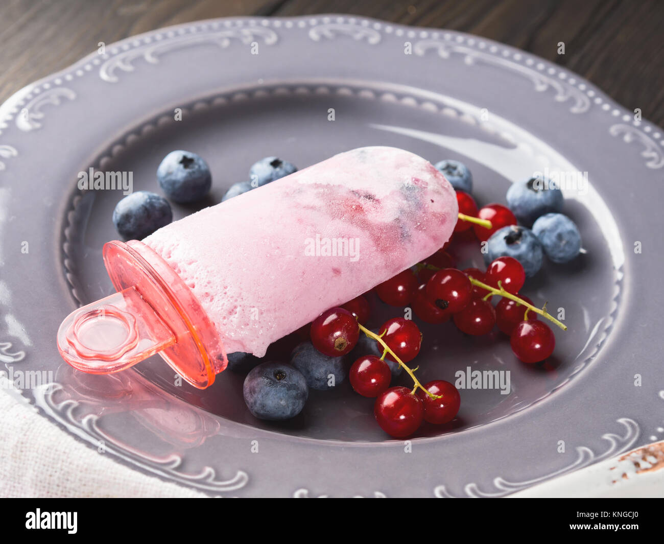 Frische Sommer wilden Heidelbeeren und roten Johannisbeeren, Beeren und hausgemachtes Eis auf rustikale Platte Stockfoto
