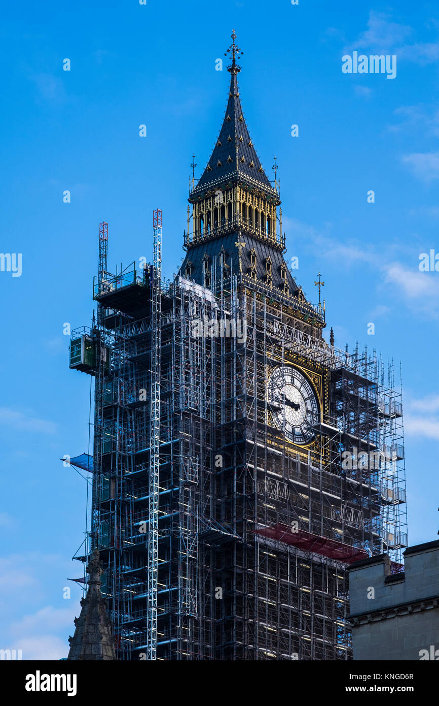 Elizabeth Tower bedeckt von Gerüsten während Erhaltung arbeitet im Palast von Westminster, London, England, Großbritannien Stockfoto