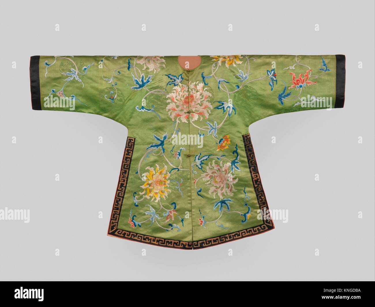 Jacke für ein theatralisches Kostüm. Zeitraum: Qing Dynastie (1644-1911);  Datum: 18. Jahrhundert; Kultur: China; Medium: Seidenstickerei auf Seide  Satin Damast Stockfotografie - Alamy