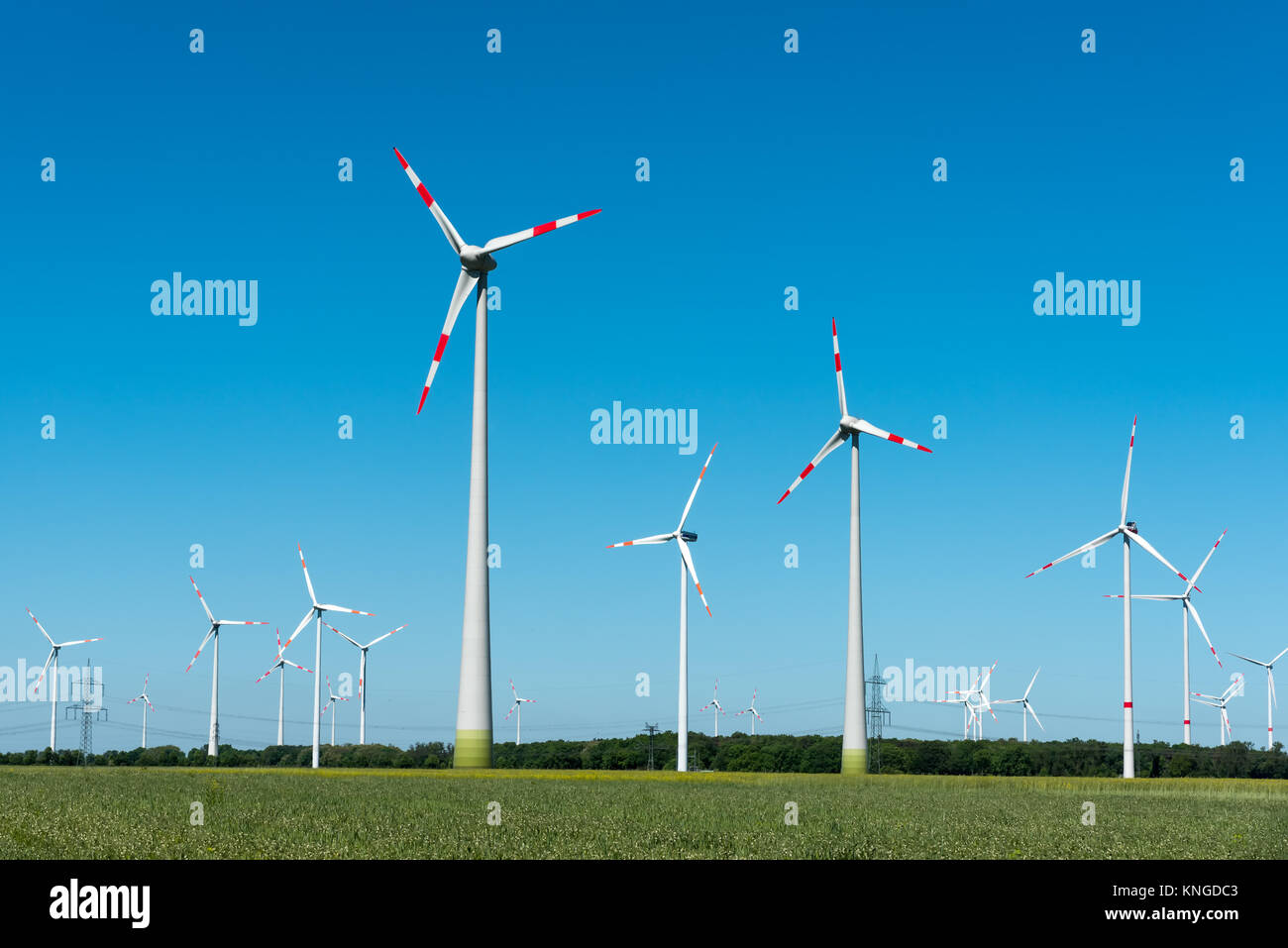 Moderne Windkraftanlagen in Deutschland gesehen Stockfoto