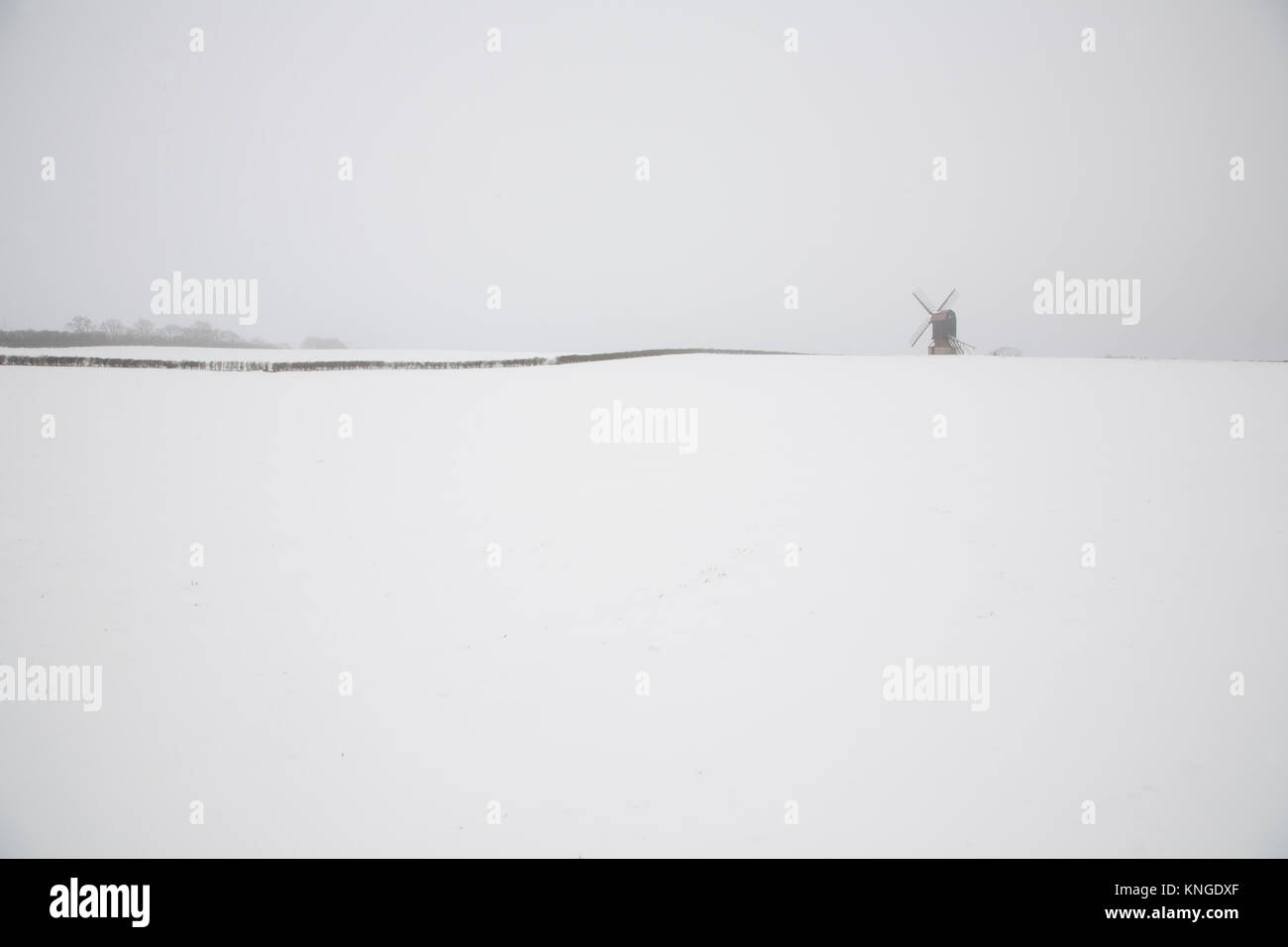 Schwarze und weiße ländliche Schnee Szene in der Nähe in der Nähe von Stevington Windmühle, Bedfordshure, England Stockfoto