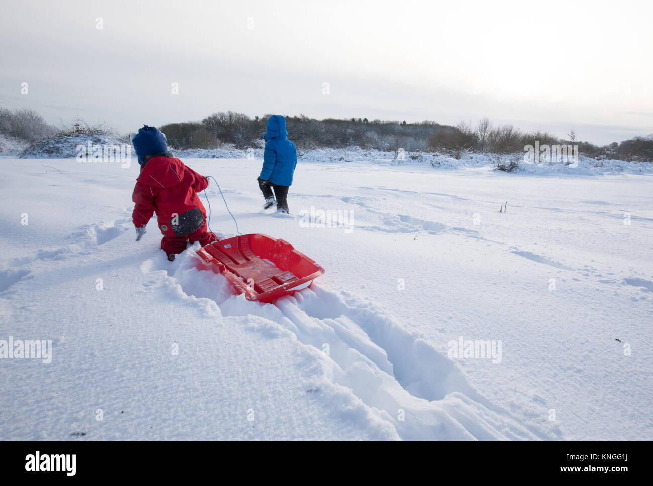 Expedition Zukunft Führer? Paar Kinder aus Überschrift in der ungewöhnlich umfangreichen Schnee. Herefordshire, UK. Dezember 2017. Stockfoto