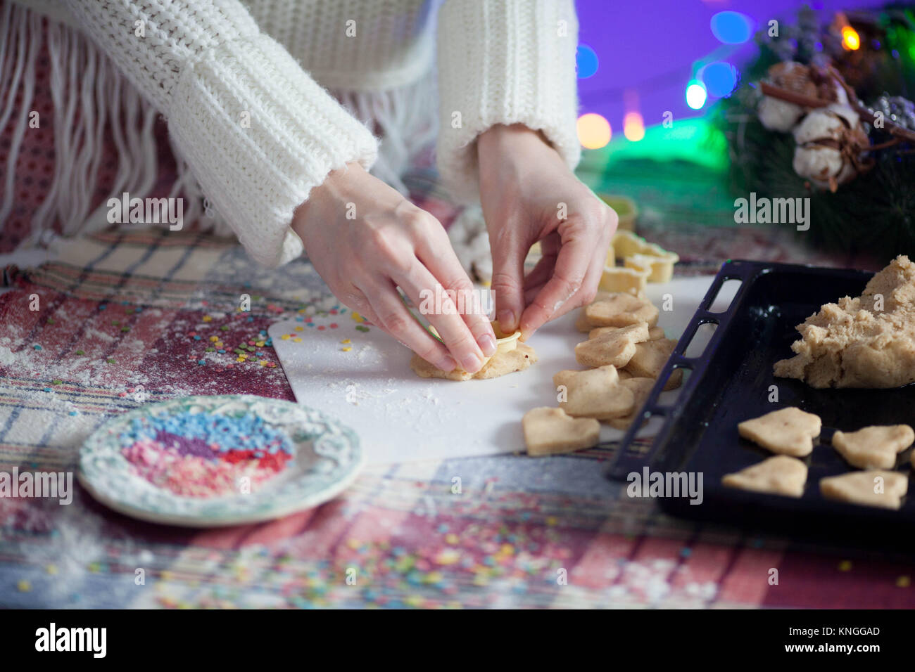 Das Mädchen bereitet home Teig cookies Stockfoto