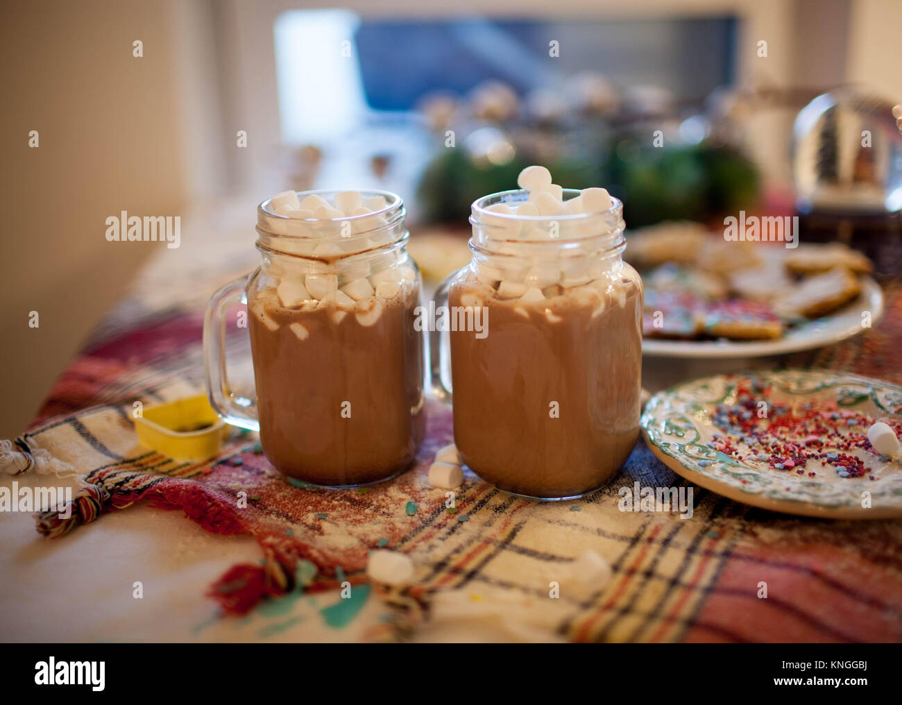 Zwei Becher mit Kakao und Marshmallows sind auf der Weihnachten Tabelle. Stockfoto