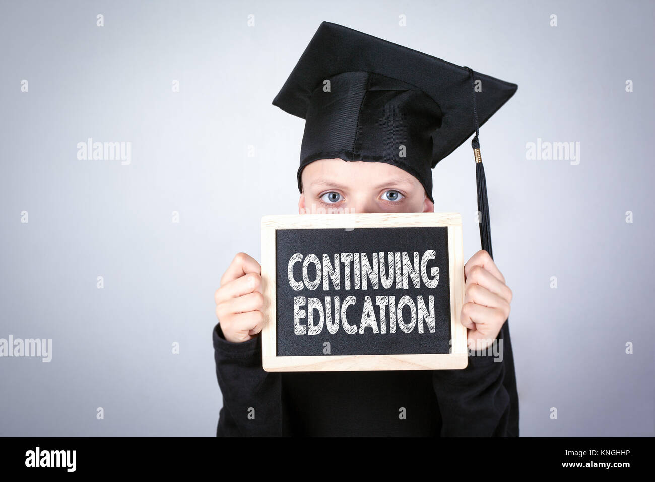 Weiterbildung. Junge mit einem Schwarzen Brett in der Hand Stockfoto