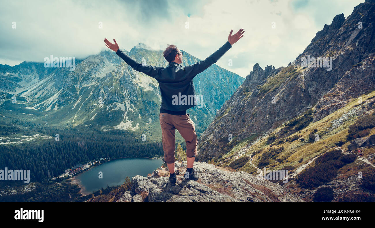 Der Wanderer erfreut sich der Panoramablick. Die Tatra. Stockfoto