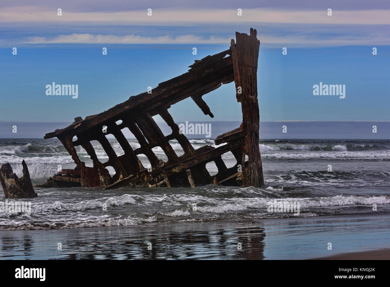 Haunting verrostete Schiffskörper Peter Iredale an Clatsop Strand in Fort Stevens State Park entlang der Oregon Küste in der Gegend bekannt als der Friedhof der Pazifik Stockfoto