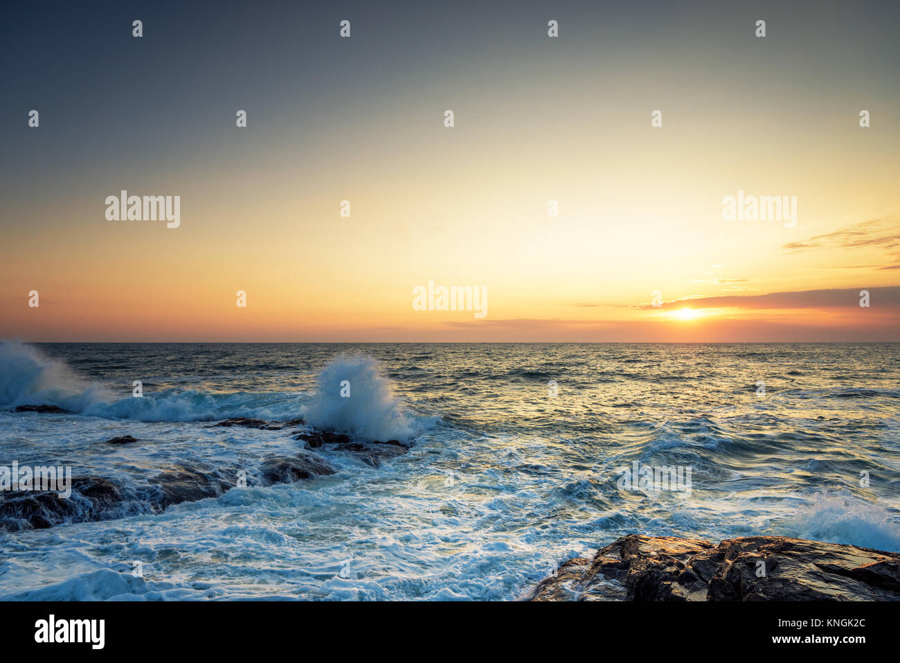 Schönen Sonnenaufgang über dem Meer im Sommer Stockfoto