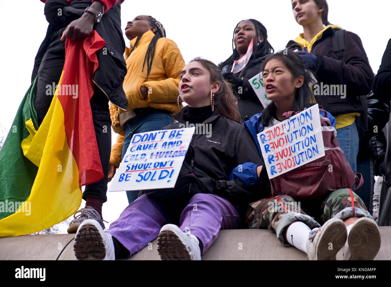 Demonstranten vor der libyschen Botschaft fordern die britische Regierung Libyen, um den Druck der Sklaverei und die unmenschliche Behandlung von Migranten zu beenden. Dez 9 2017 Stockfoto