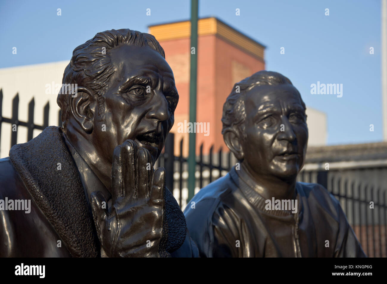Statue von Jimmy Sirrel und Jack Wheeler, Legenden der Lane, außerhalb Notts County Football Ground, Meadow Lane, Nottingham, England, Großbritannien Stockfoto