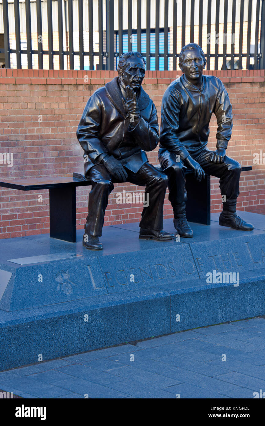 Statue von Jimmy Sirrel und Jack Wheeler, Legenden der Lane, außerhalb Notts County Football Ground, Meadow Lane, Nottingham, England, Großbritannien Stockfoto