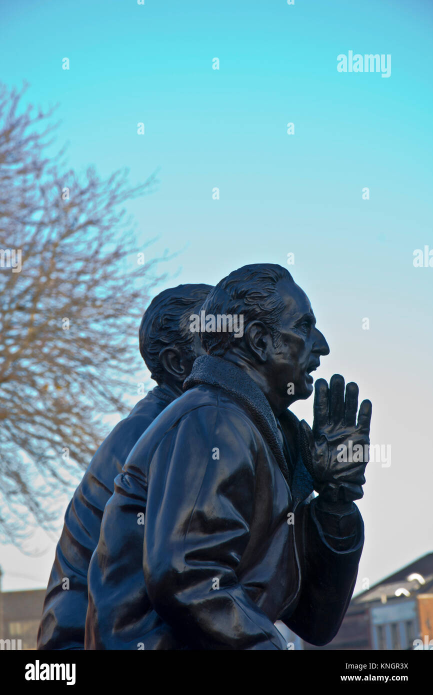 Statue von Jimmy Sirrel und Jack Wheeler, Legenden der Lane, außerhalb Notts County Football Ground, Meadow Lane, Nottingham, England, Großbritannien Stockfoto
