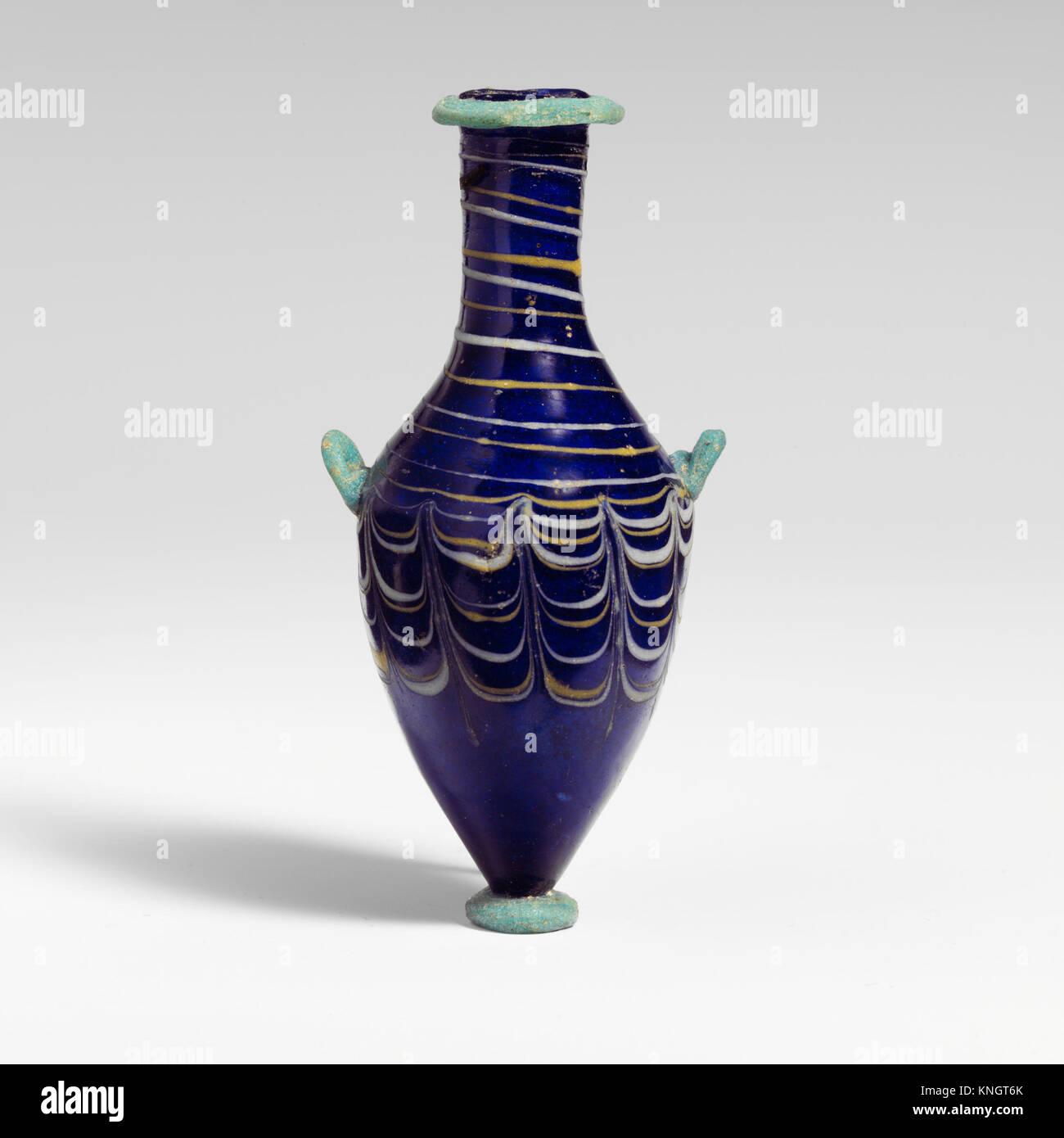 Dieses Glas-Unuentarium, eine Art Parfümflasche, repräsentiert antike römische Glashandwerkskunst und ist Teil der MET-Kollektion. Stockfoto