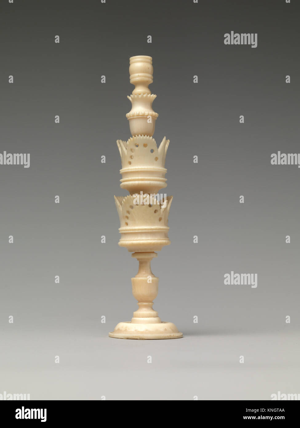 Dieses Set aus 32 Schachmännern enthält aufwendig gestaltete Stücke, die historische Handwerkskunst und künstlerische Traditionen widerspiegeln und das strategische Schachspiel demonstrieren. Stockfoto