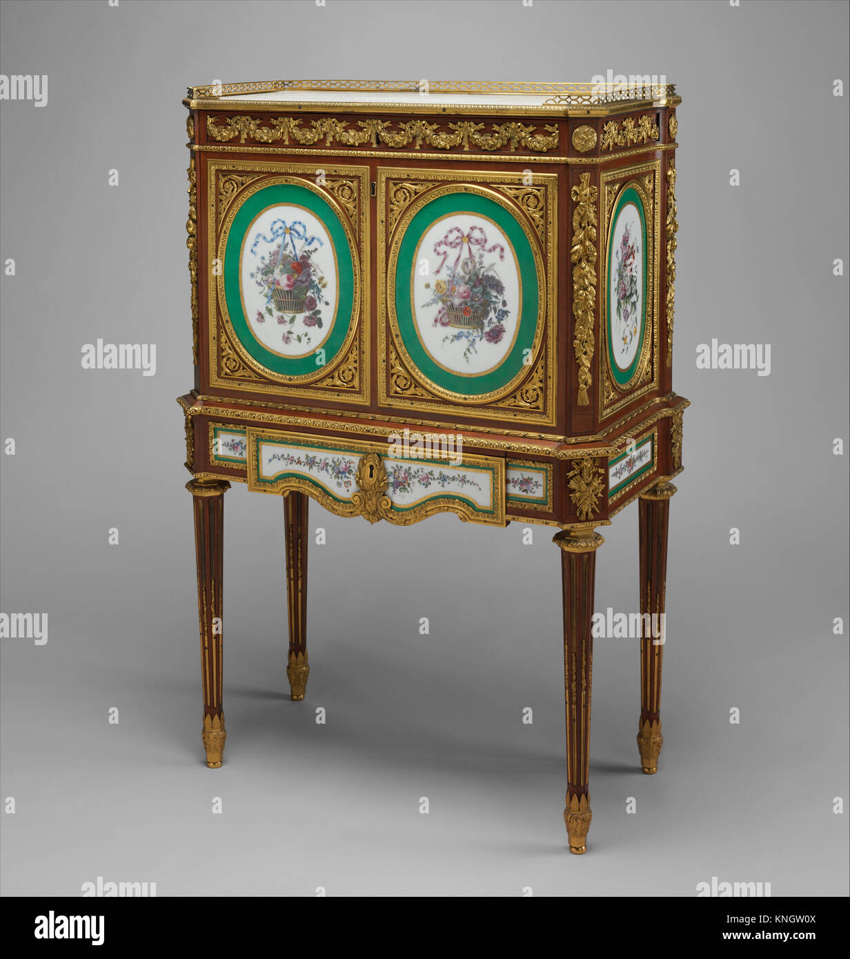 Dieser Schreibtisch aus dem 17. Jahrhundert ist aus einer Kombination von edlen Hölzern gefertigt und mit detaillierten Holzarbeiten ausgestattet, die das Design und die Handwerkskunst seiner Zeit widerspiegeln. Stockfoto