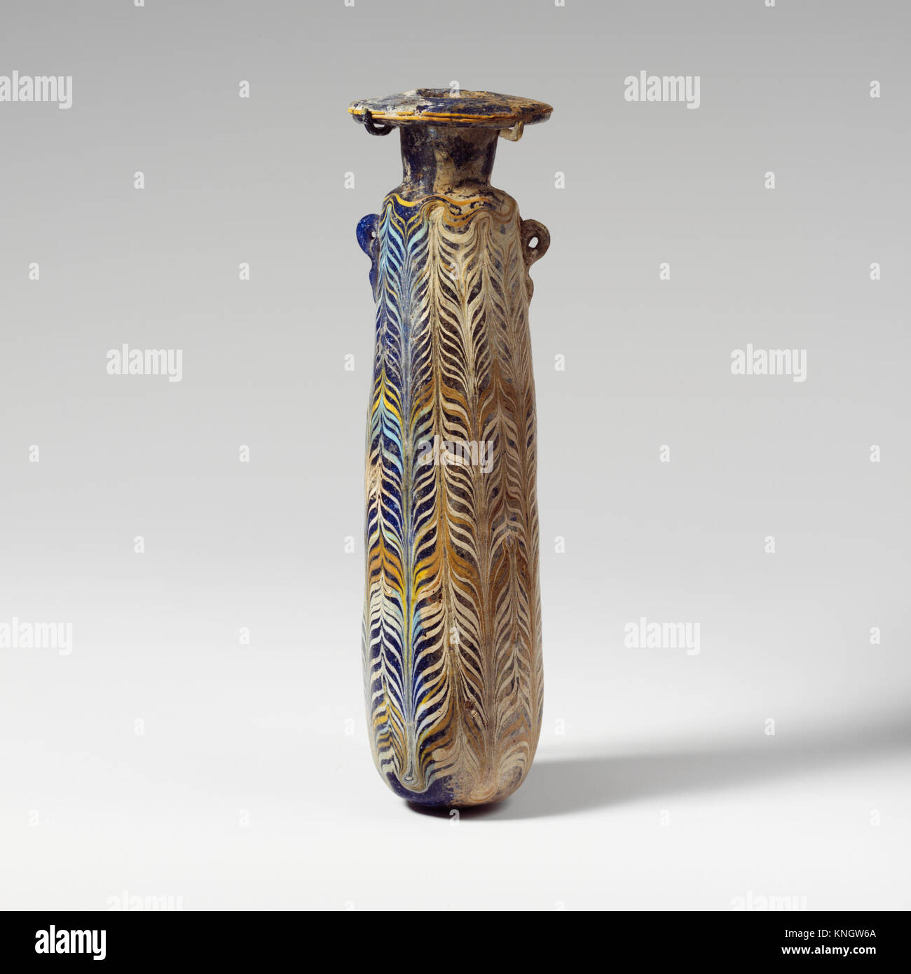 Diese Glasalabastron ist eine antike Parfümflasche aus dem östlichen Mittelmeerraum oder Süditalien, die aus dem späten 4. Oder frühen 3. Jahrhundert v. Chr. stammt. Sie ist 17,6 cm hoch und Teil der MET-Kollektion. Stockfoto