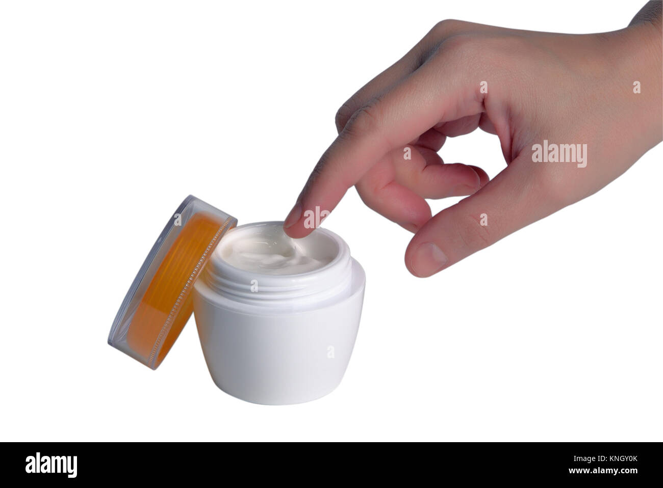 Weibliche Rechten nimmt eine Creme aus Kunststoff weiß Container. Auf weiß Isoliert Stockfoto