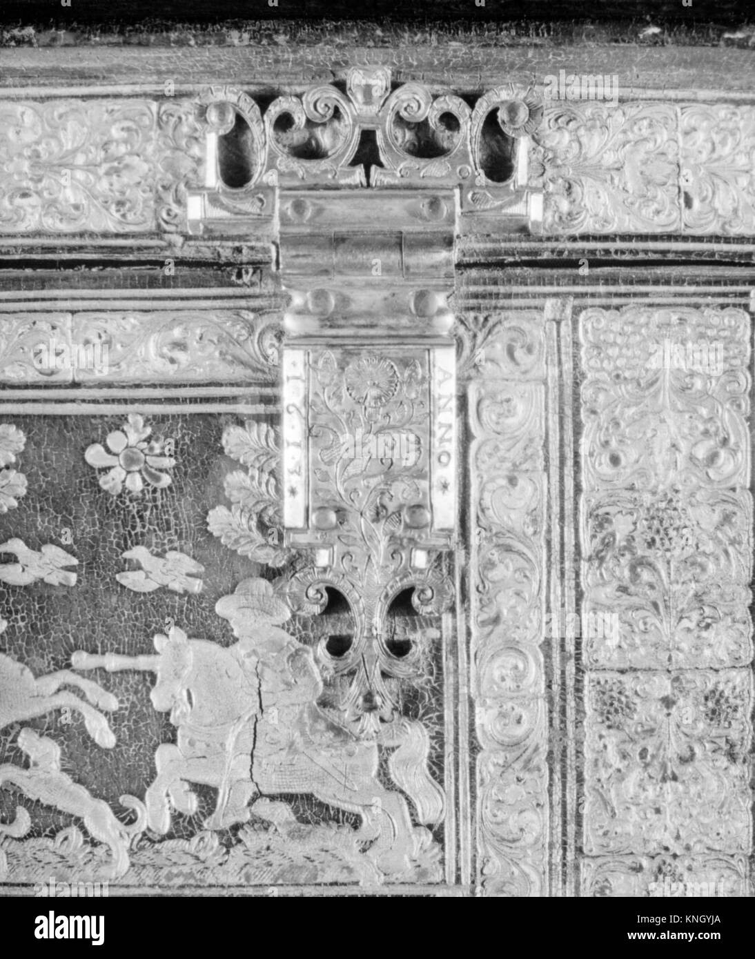 Der Holzkoffer aus der MET-Sammlung aus dem 17. Jahrhundert zeigt kunstvolle Schnitzereien, Aufbewahrungsfunktionen und die Handwerkskunst der antiken Möbel. Stockfoto