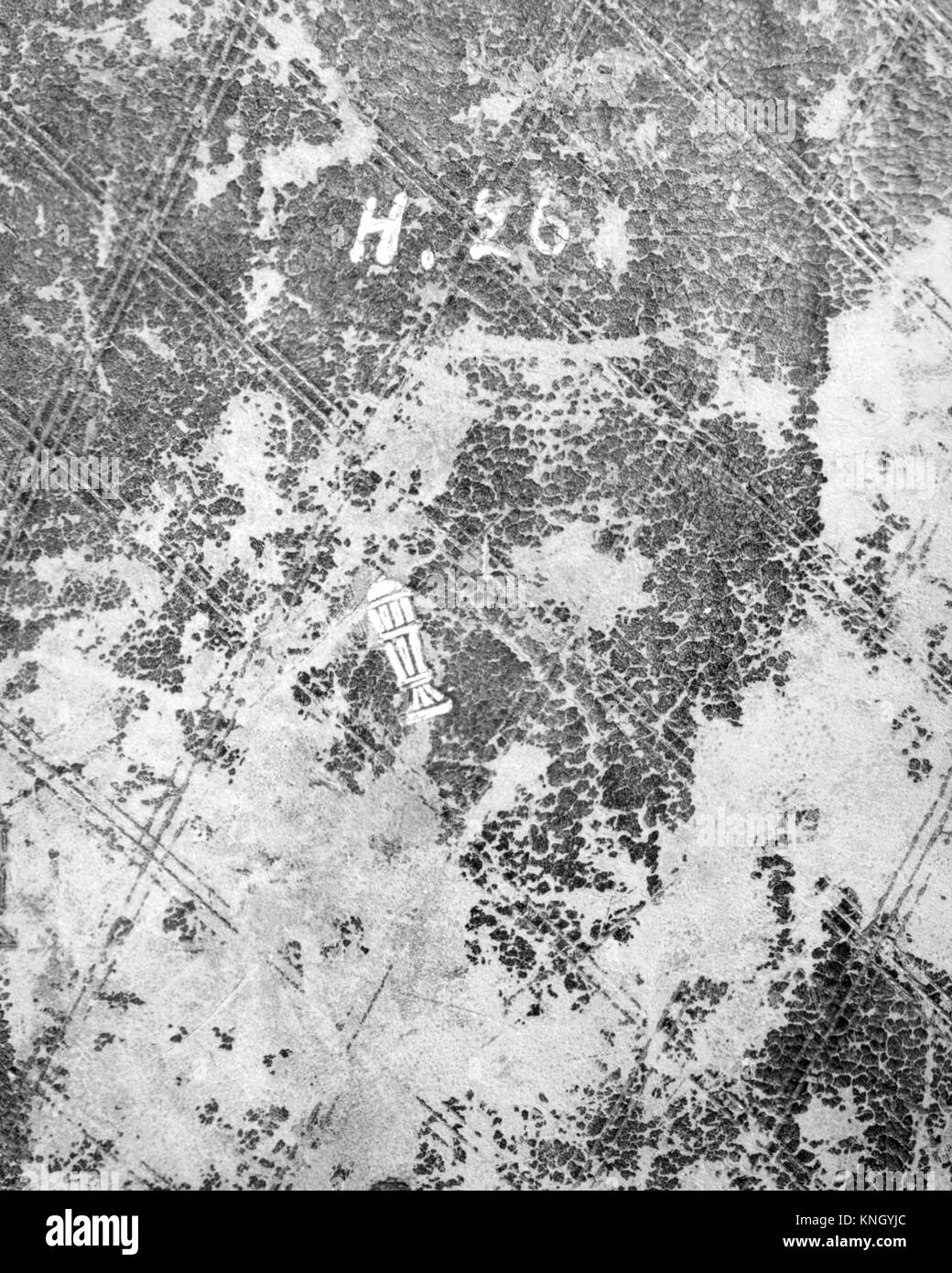 Der Koffer aus Holz und Metall aus der MET-Kollektion zeigt detailgetreue Handwerkskunst, Aufbewahrungsfunktion und dekoratives Design in historischen Möbeln. Stockfoto