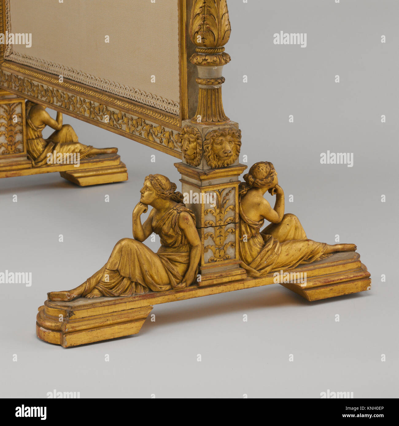 Diese Brandschutzwand demonstriert detailliertes Design, handwerkliches Können und dekorative Verwendung und spiegelt historische Wohnmöbel wider. Stockfoto