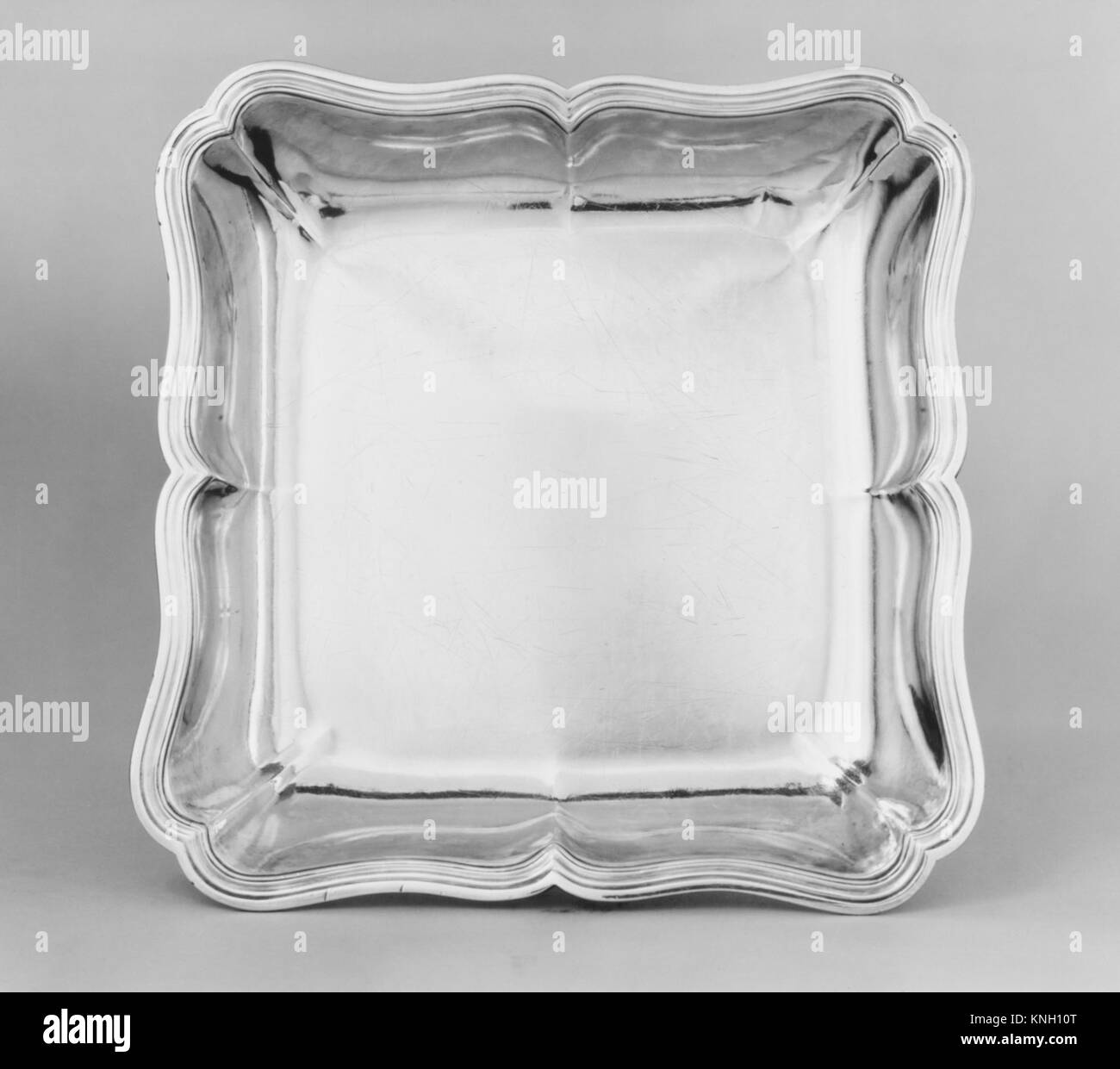 Dieses Bild zeigt ein altes Gericht, das in einem historischen Buch illustriert wird und die kulinarische und materielle Kultur der Vergangenheit widerspiegelt. Stockfoto