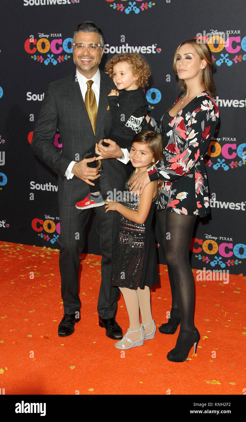 "COCO" Premiere gehalten am El Capitan Theatre in Hollywood, Kalifornien - Anreise mit: Jaime Camil, Frau Heidi Balvanera, Kinder Elena Camil, Jaime III) Camil Wo: Los Angeles, Kalifornien, Vereinigte Staaten, wenn: 08 Nov 2017 Credit: Adriana Barraza/WENN.com M. Stockfoto