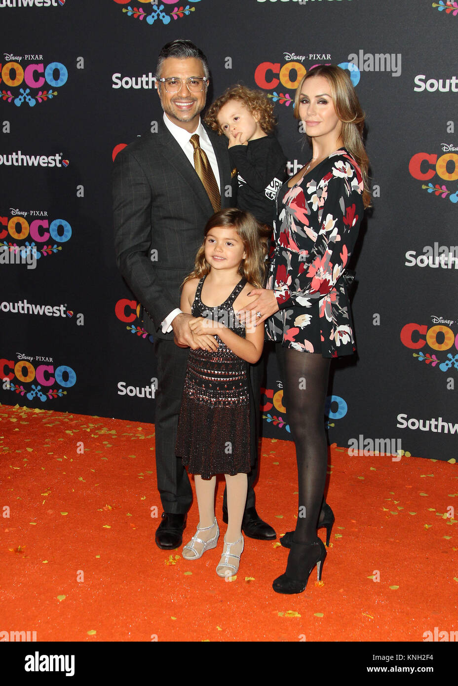 "COCO" Premiere gehalten am El Capitan Theatre in Hollywood, Kalifornien - Anreise mit: Jaime Camil, Frau Heidi Balvanera, Kinder Elena Camil, Jaime III) Camil Wo: Los Angeles, Kalifornien, Vereinigte Staaten, wenn: 08 Nov 2017 Credit: Adriana Barraza/WENN.com M. Stockfoto