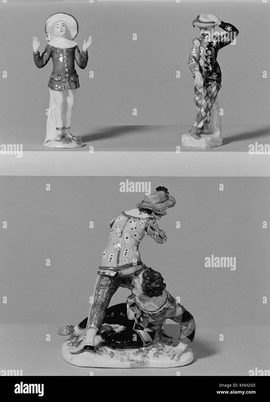 Diese Skulptur zeigt Harlequin aus der italienischen Commedia dell'arte, die Theaterkostüme, Charakterzüge und Aufführungstradition widerspiegelt. Stockfoto