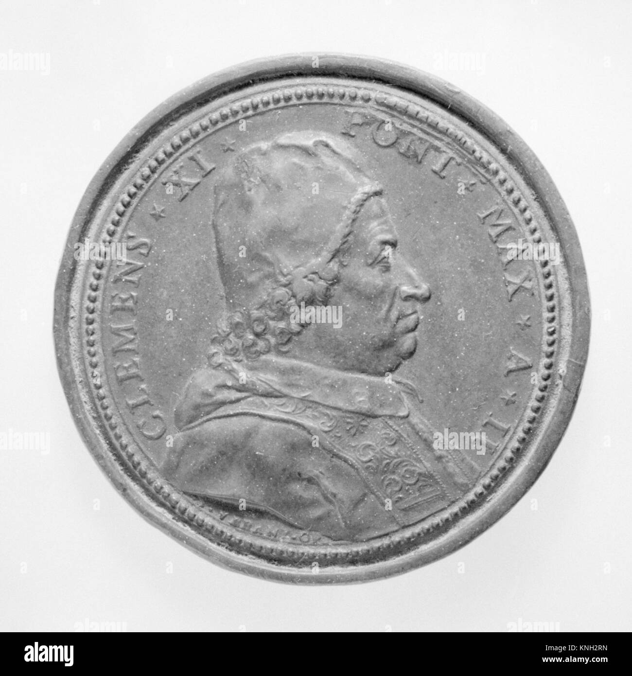 Ein Porträt von Papst Clemens XI., das päpstliche Porträt des frühen 18. Jahrhunderts, den formalen Stil und die Darstellung religiöser Führung und Autorität zeigt. Stockfoto