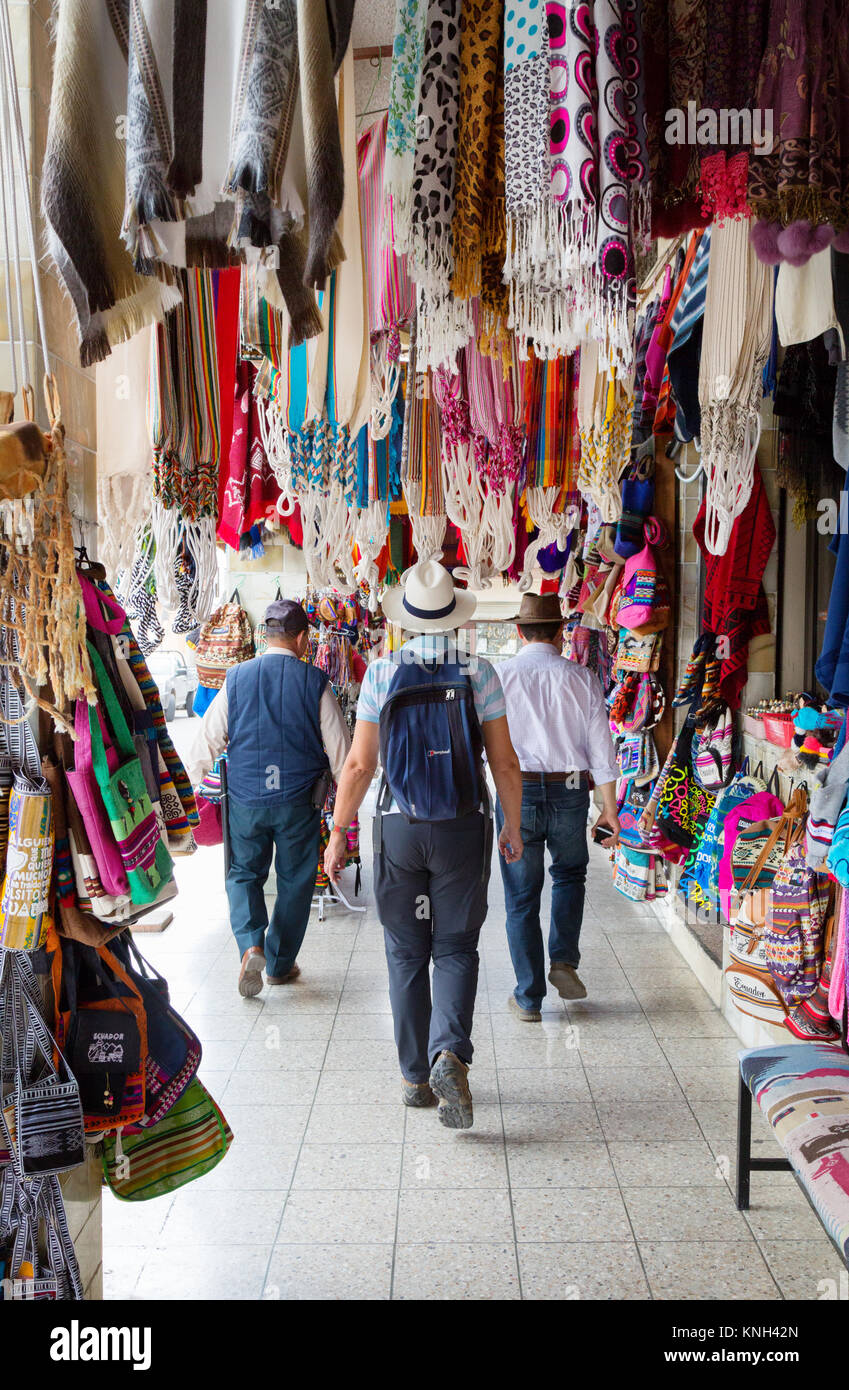 Ecuador Tourismus - ein Tourist zu Fuß durch die textile Geschäfte, Chordeleg, Cuenca Ecuador Südamerika Stockfoto