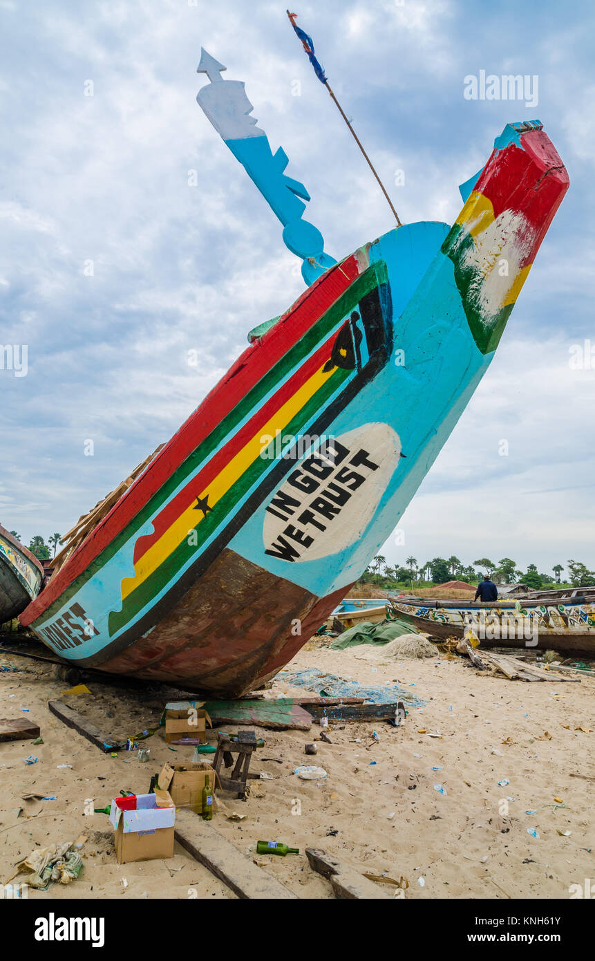 Farbenfrohe afrikanische Piroge oder Holz- Boot am Strand der Lackierung Stockfoto