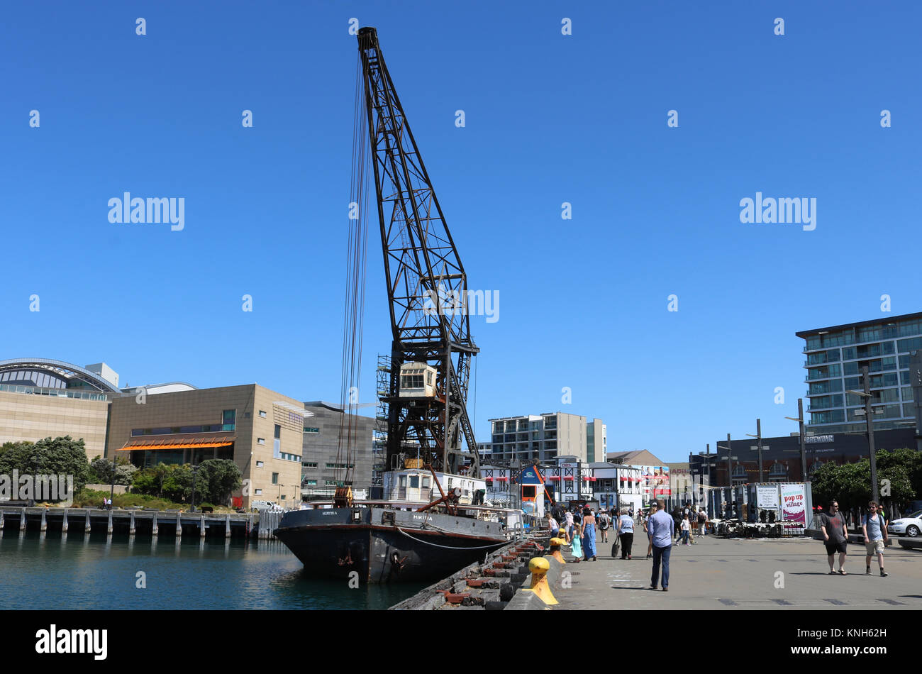 Die Hikitia ist eine selbstfahrende floating Dampf Kran, der am Taranaki Street Wharf in den Hafen von Wellington in Neuseeland angedockt ist. Stockfoto