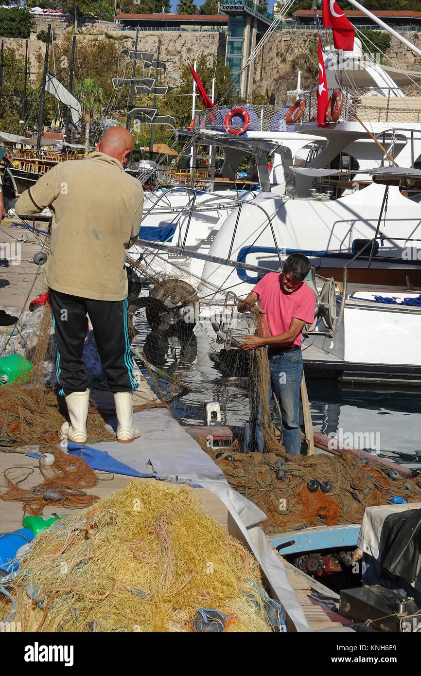 Fischer bei der Arbeit, Hafen, Altstadt Kaleici, Antalya, Türkische Riviera, Türkei Stockfoto