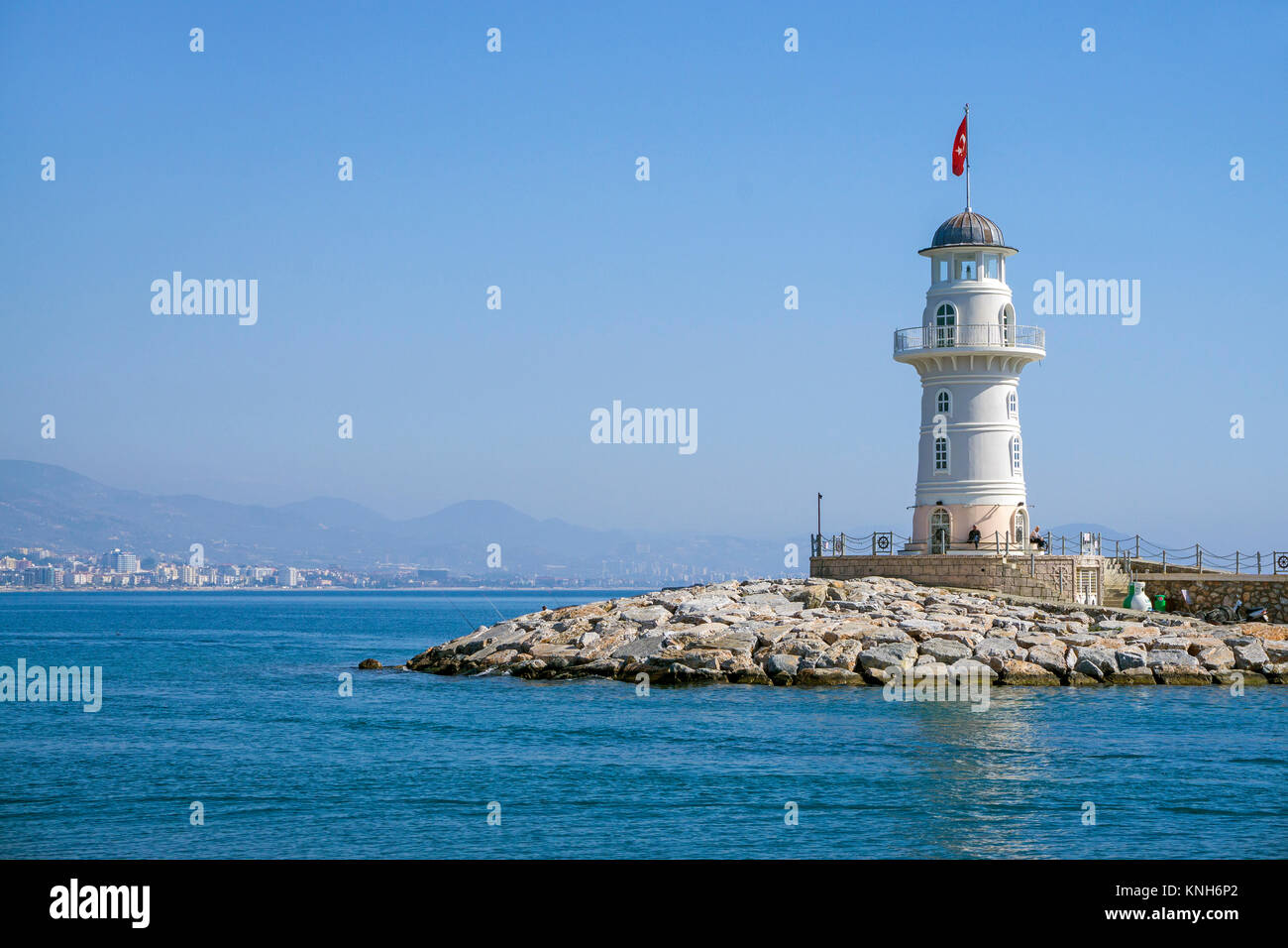 Leuchtturm an der Hafeneinfahrt, Alanya, Türkische Riviera, Türkei Stockfoto