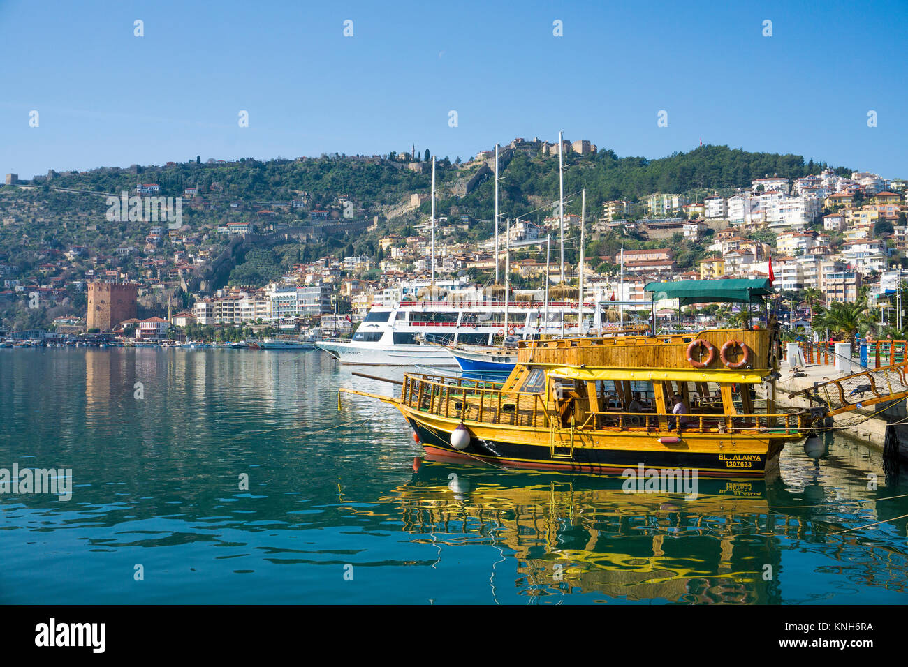 Ausflug Schiffe im Hafen von Alanya, Türkische Riviera, Türkei Stockfoto