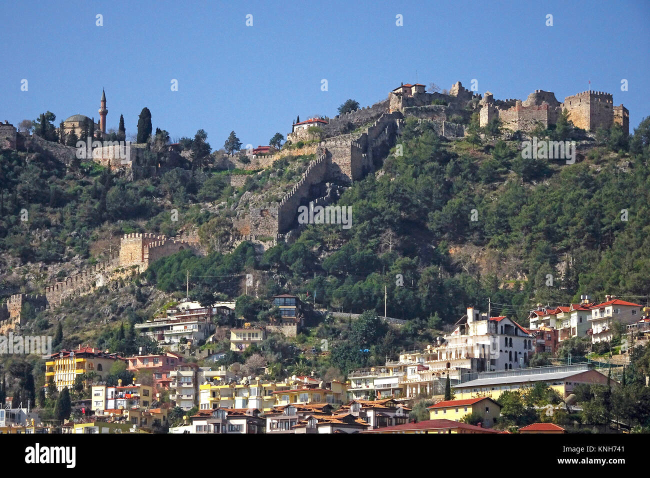 Blick auf den Schlossberg mit der linken Seite der Moschee Sueleymaniye und rechts die Zitadelle, Alanya, Türkische Riviera, Türkei Stockfoto