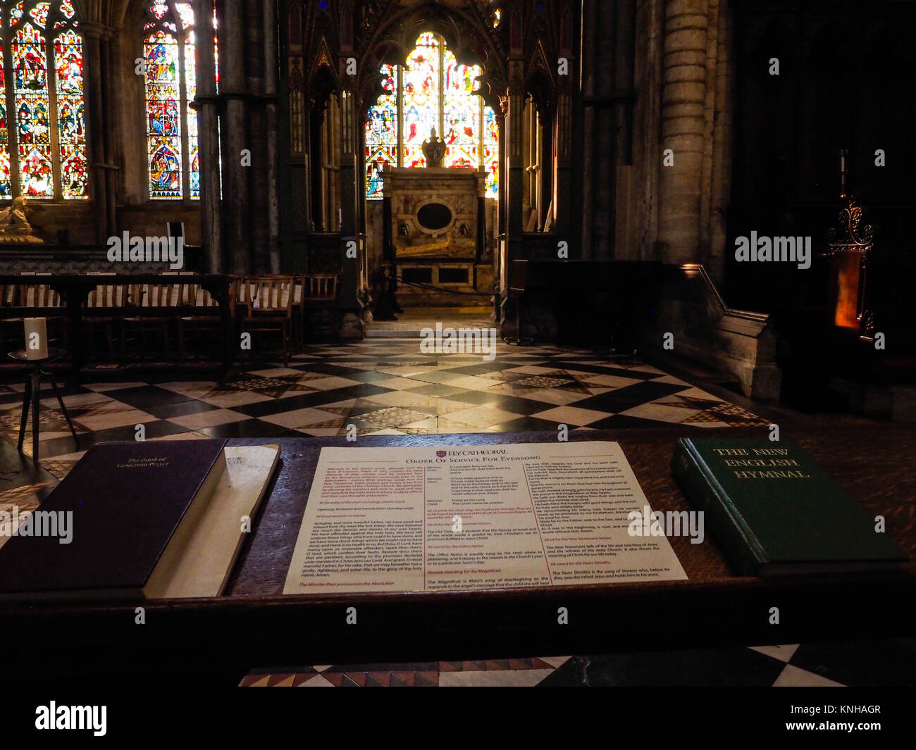 DAS NEUE ENGLISCHE HYNAL UND DAS BUCH DER ÖFFENTLICHEN GEBETE AUF EINEM PEW, ELY CATHEDRAL, ELY, CAMBRIDGESHIRE Stockfoto