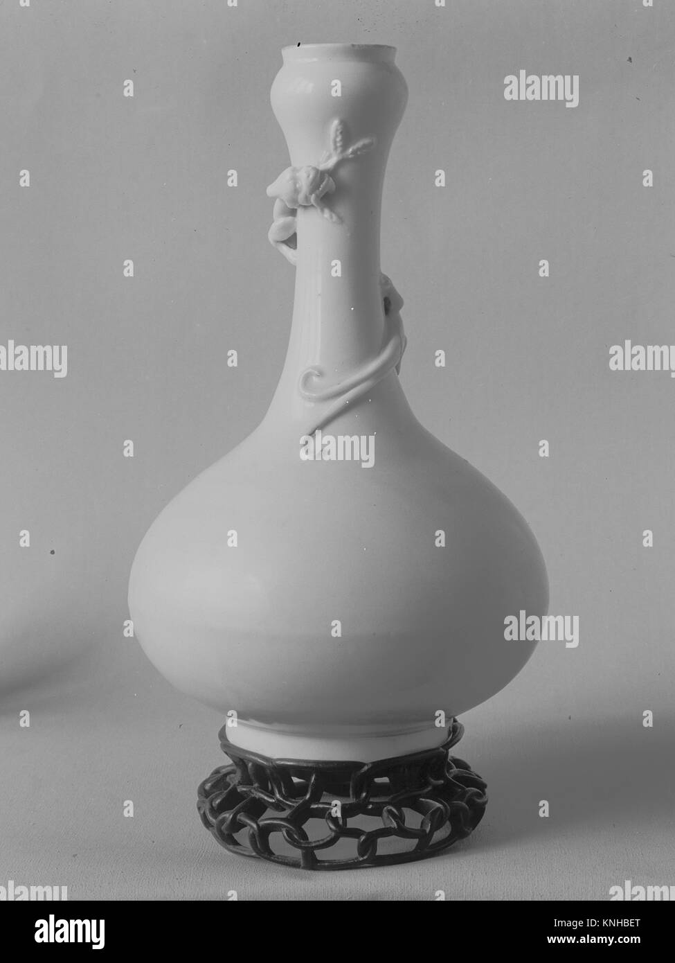 Flasche mit Coiling Dragon. Zeitraum: Ming Dynastie (1368-1644), Wanli Periode (1573-1620); Datum: Ende des 16. Jahrhunderts; Kultur: China; Medium: Porzellan Stockfoto