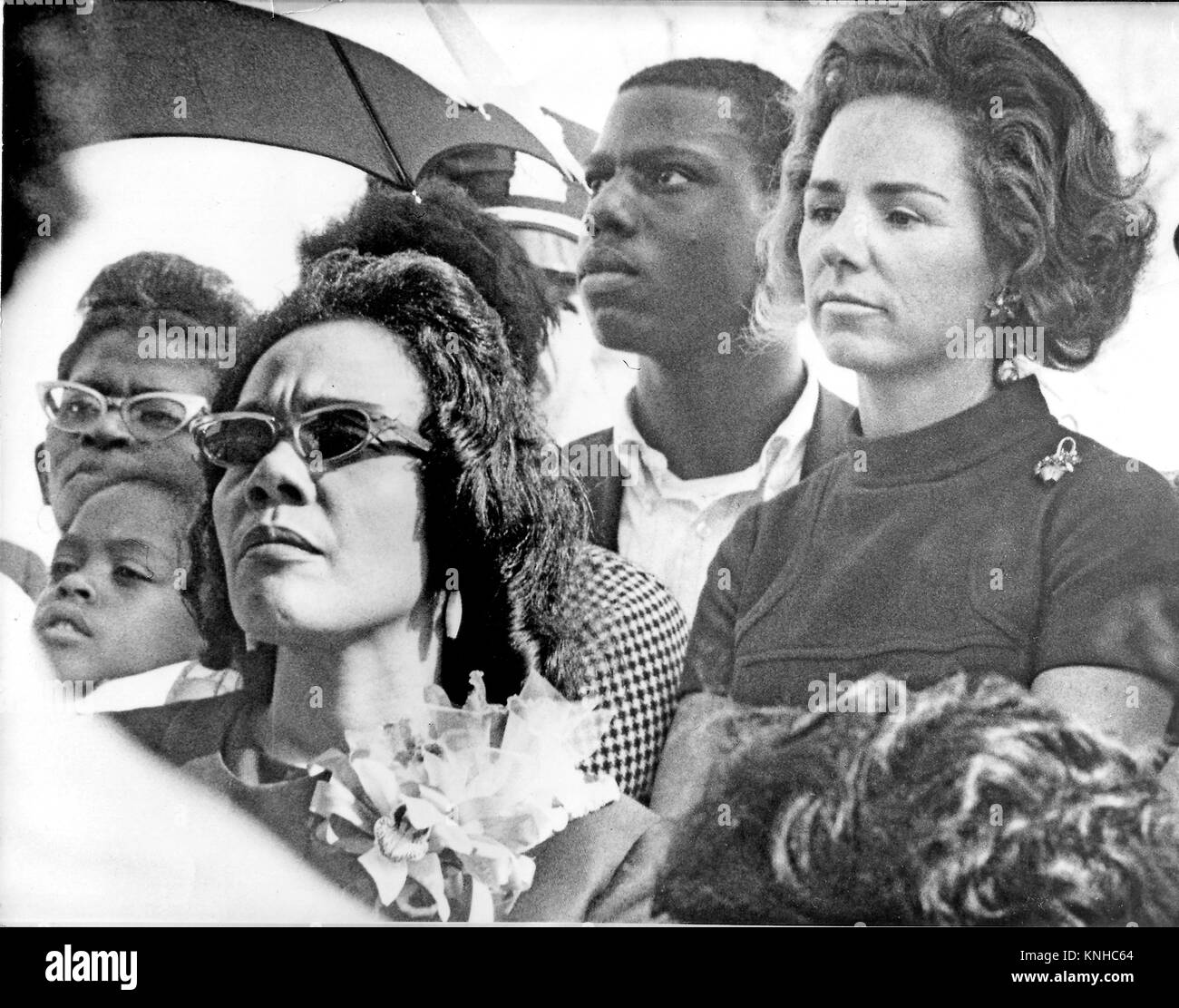 Washington, D.C. - 31. Januar 2006--Coretta Scott King wurde in Atlanta, Georgia im Alter von 78 Jahren verstorben.  Diese Datei Foto in Washington, D.C.  am 12. Mai 1968 zeigt Frau Martin Luther King (Coretta Scott), links, und Mrs Robert F. Kennedy (Ethel), rechts, zusammen als sie das erste Kontingent der Arme-Leute März in der Hauptstadt anzukommen beitreten.  Früher zogen die Mütter in Sozialhilfe durch Washington Kick-off der Marsch, dass Dr. King empfangen, bevor er am 4. April 1968 in Memphis, Tennessee ermordet wurde.  Dieses Foto wurde weniger als einen Monat vor der Vereinigten Staaten Sen Stockfoto