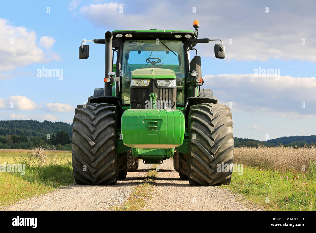 SALO, Finnland - 6 September, 2014: John Deere 7280 R landwirtschaftliche Schlepper auf einer Landstraße von Ölsaaten Felder. 7280 R ist mit 9,0-l-PowerTech DieselOnly P Stockfoto