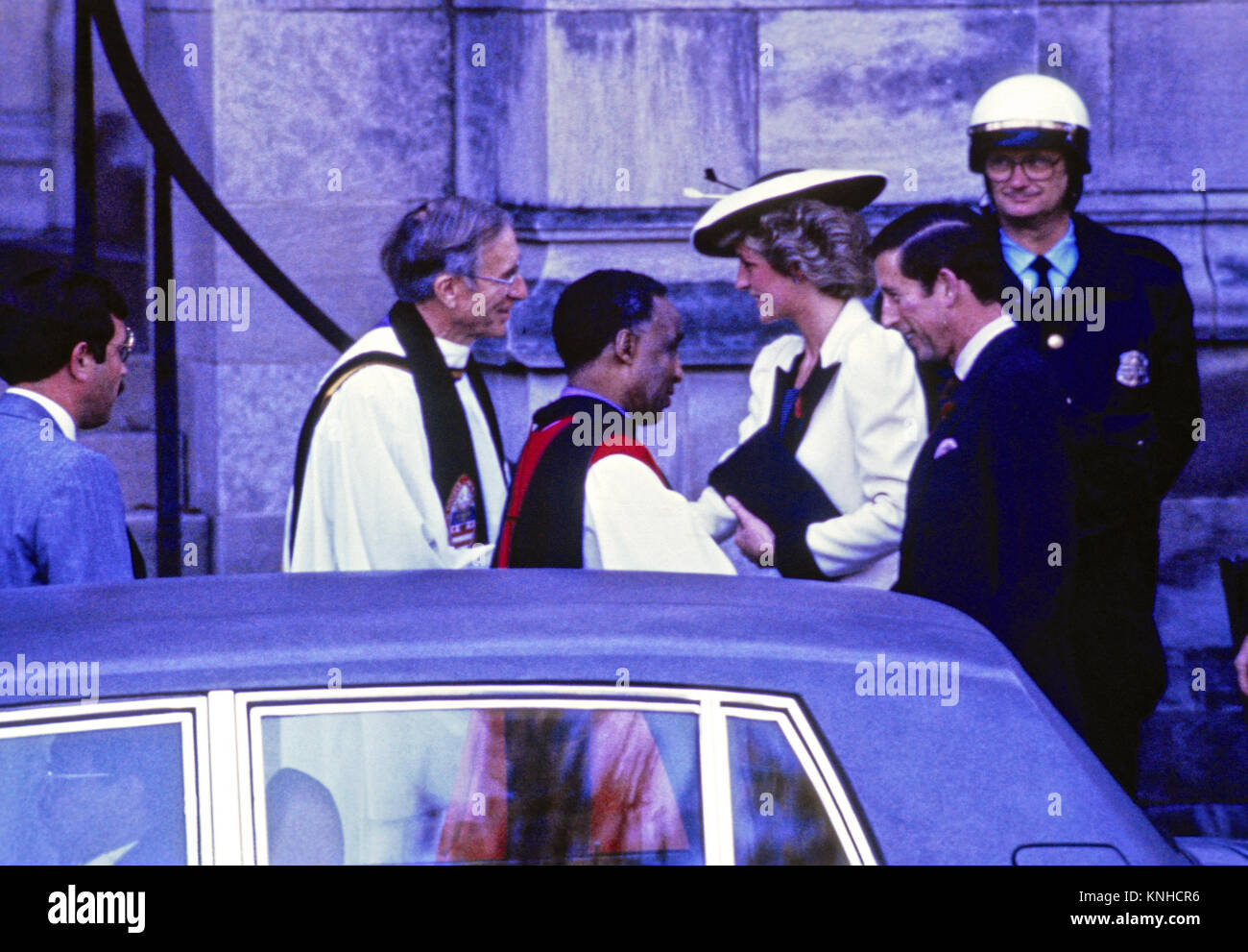 Prinz Charles und Prinzessin Diana sind bei ihrer Ankunft bei der Washington National Cathedral in Washington, DC von Reverend John Walker und Reverend Charles Perry am 10. November 1985 begrüßt. Bildnachweis: Arnie Sachs / CNP/MediaPunch/MediaPunch Stockfoto