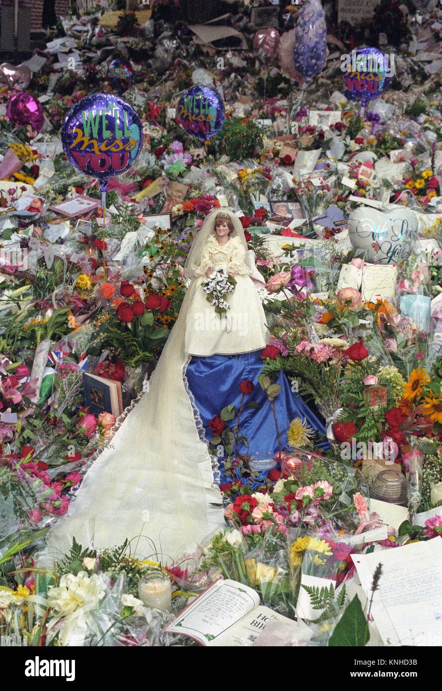 Prinzessin Diana Braut Puppe, mit seinen langen Schleier, steht Königlich  unter den Blumen, Luftballons und Tribute an der Britischen Botschaft zu  Ehren des verstorbenen Prinzessin Diana. Es wurde dort von Danette Byrne