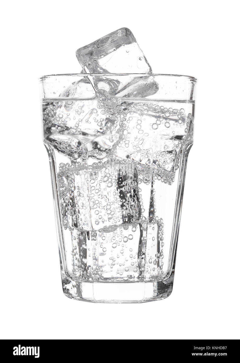 Glas Wasser mit Kohlensäure Soda drink Limonade mit Eis auf weißem Hintergrund Stockfoto
