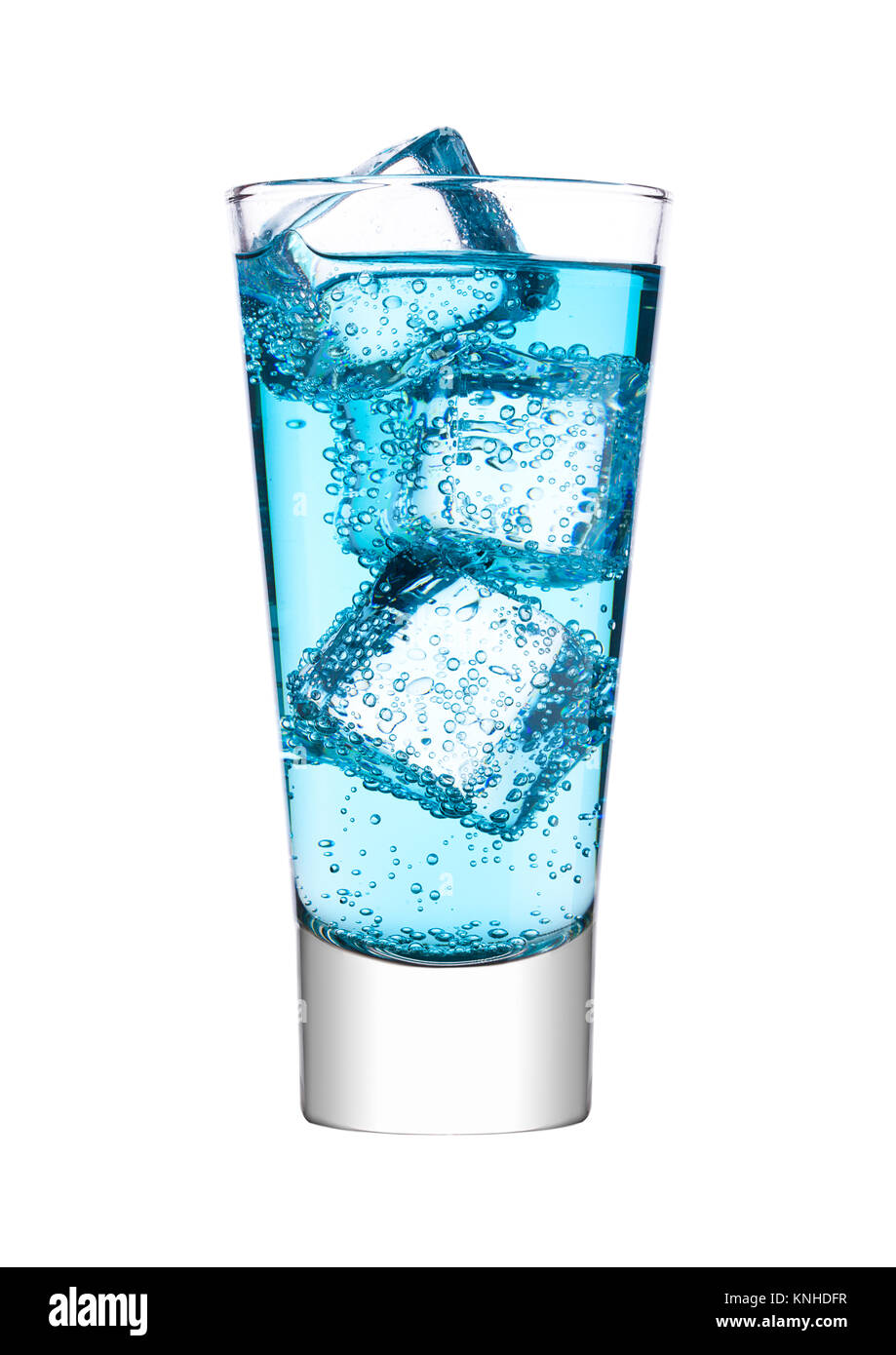 Glas blaue Energie Wasser mit Kohlensäure soda Drink mit Eis auf weißem Hintergrund Stockfoto