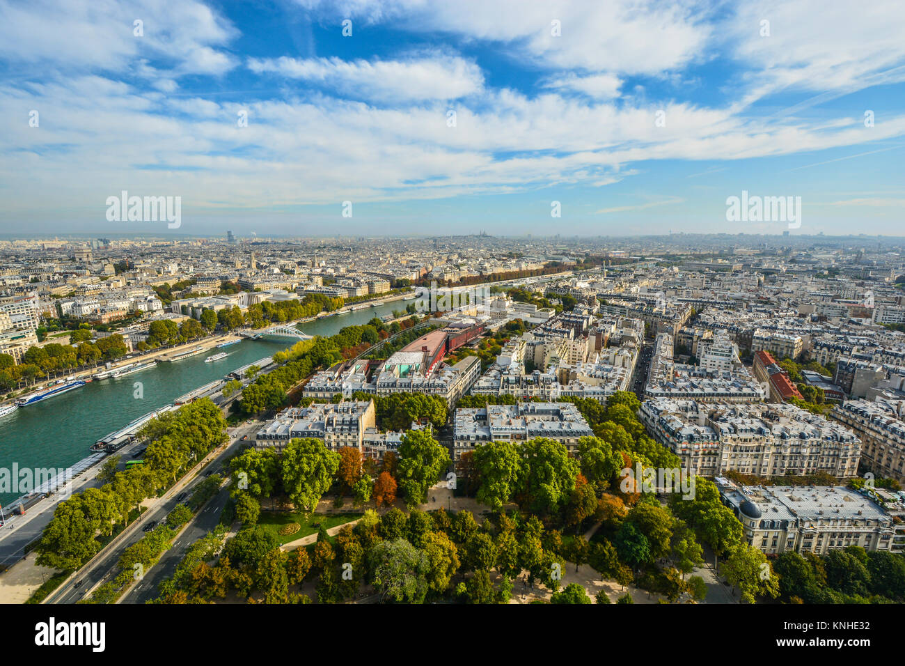 Ein Blick auf die Stadt Paris, Frankreich einschließlich der Fluss Seine von der Plattform des Eiffelturms auf einem leicht bewölkt Nachmittag Stockfoto