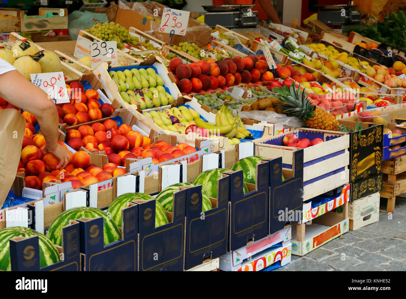 Markstand mit frischem Obst,116, Nektarien, Pflauen, Zwetschgen und Pfirsiche Stockfoto