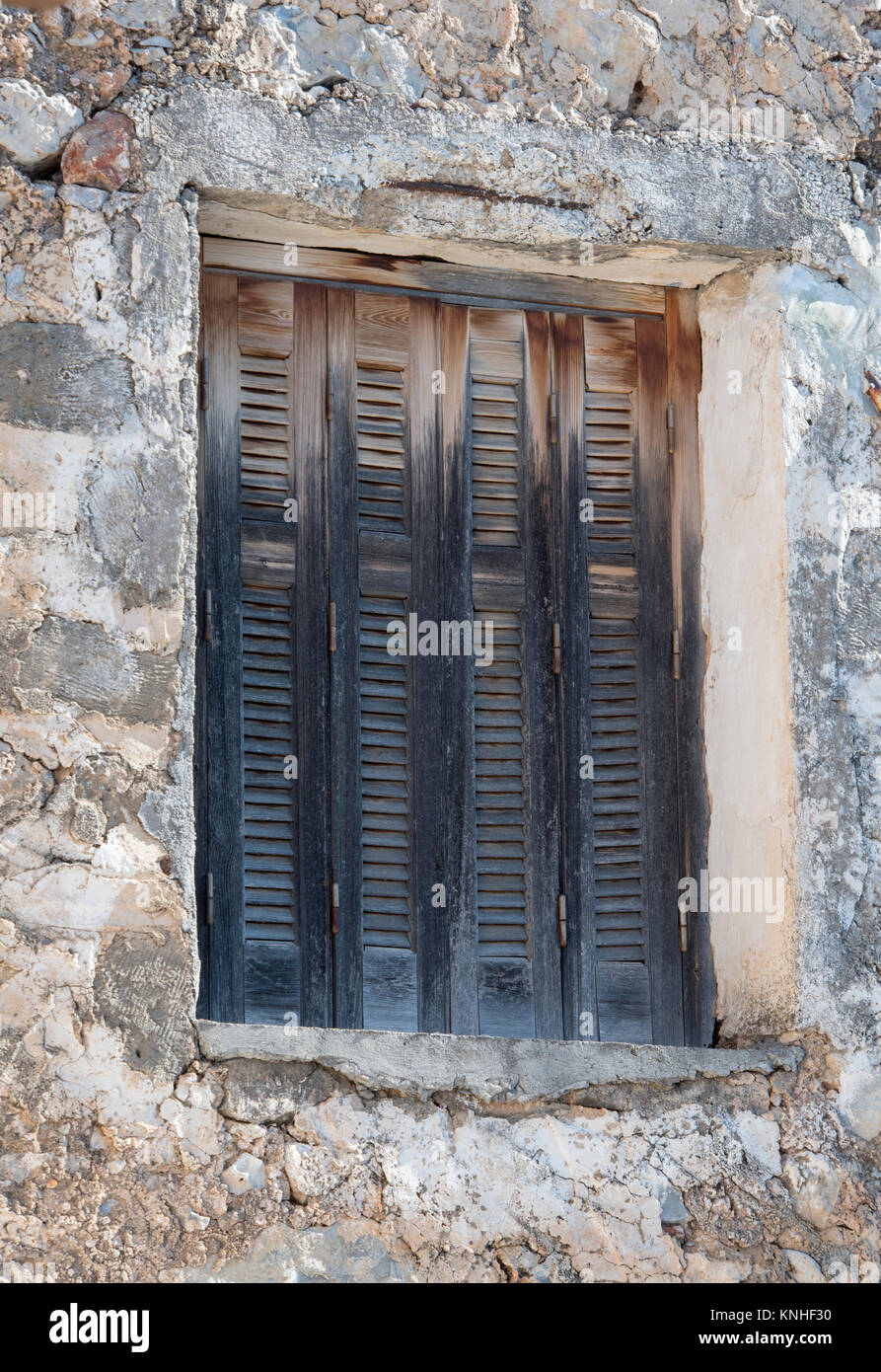 Die Fensterläden auf einem alten griechischen Haus, Kardamyli, Griechenland Stockfoto