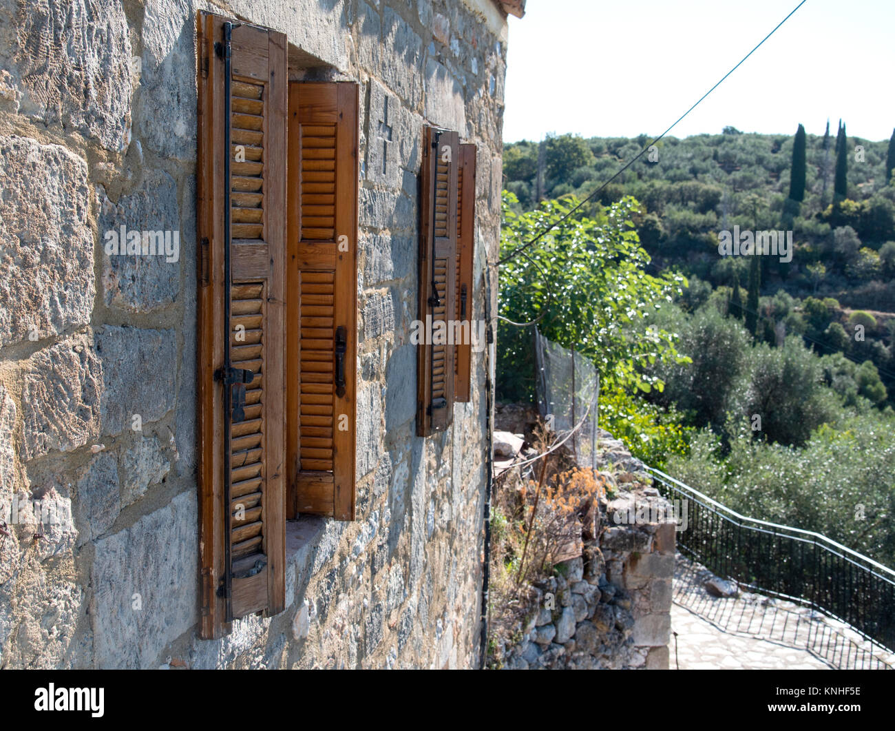 Die Fensterläden auf einem alten griechischen Haus, Kardamyli, Griechenland Stockfoto